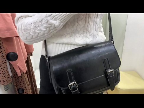❤️ فٹنگ روم میں ڈلڈو کے ساتھ نوجوان کتیا فیرل بیری کی عوامی مشت زنی ❤️❌ ہم پر ur.hqpornvideos.ru ❌❤